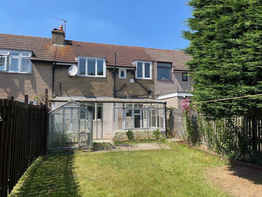 Lot: 27 - THREE-BEDROOM TERRACE HOUSE FOR IMPROVEMENT - rear aspect